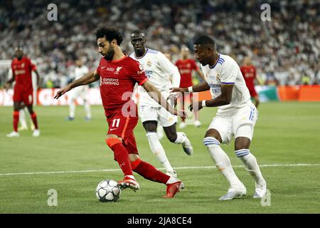 Paris, Frankreich. 28.. Mai 2022. PARIS - (lr) Mo Salah vom FC Liverpool, David Alaba von Real Madrid während des UEFA Champions League-Endspiel zwischen dem FC Liverpool und Real Madrid im Stade de Franc am 28. Mai 2022 in Paris, Frankreich. ANP | DUTCH HEIGHT | MAURICE VAN STONE Credit: ANP/Alamy Live News Stockfoto