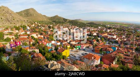 Panoramablick auf die Stadt Sivrihisar mit dem Hügel im Hintergrund, Eskisehir, Türkei Stockfoto