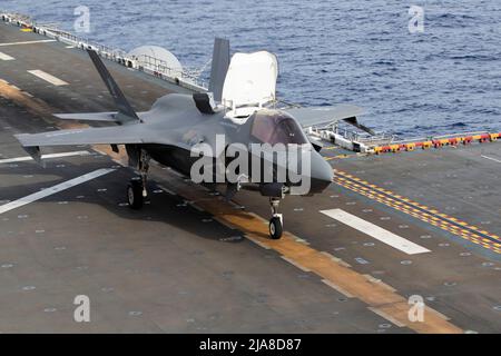 220527-XN177-1085 PAZIFISCHER OZEAN (27. Mai 2022) – ein F-35B Lightning II-Flugzeug, das dem Marine Fighter Attack Squadron (VMFA) 121 zugewiesen wurde, startet vom Flugdeck des amphibischen Angriffsträgers USS Tripoli (LHA 7), 27. Mai 2022. Tripolis führt Routineoperationen in der US 7.-Flotte durch. (USA Navy Foto von Mass Communication Specialist 1. Klasse Peter Burghart) Stockfoto