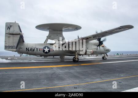 220528-N-BR419-1035 PHILIPPINISCHES MEER (28. Mai 2022) ein E-2D Hawkeye, der an die Tigertails des Airborne Early Warning Squadron (VAW) 125 angeschlossen ist, startet vom Flugdeck des einzigen vorwärts eingesetzten Flugzeugträgers der US-Marine USS Ronald Reagan (CVN 76). Ronald Reagan, das Flaggschiff der Carrier Strike Group 5, stellt eine kampfbereite Kraft zur Verfügung, die die Vereinigten Staaten schützt und verteidigt und Allianzen, Partnerschaften und kollektive maritime Interessen in der Indo-Pazifik-Region unterstützt. (USA Navy Foto von Mass Communication Specialist 3. Class Oswald Felix Jr.) Stockfoto