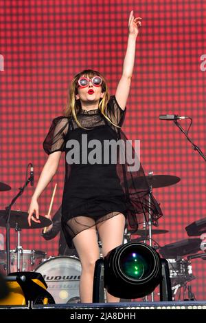 Napa, Kalifornien, USA. 27.. Mai 2022. Lauren Mayberry von der Band CHVRCHES am Bühnentag 1 des BottleRock 2022 Music Festival. Kredit: Ken Howard/Alamy Live Nachrichten Stockfoto