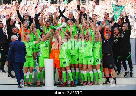 Köln, Deutschland. 28.. Mai 2022. Der VfL Wolfsburg feiert das DFB-Pokalfinale der Frauen 2021/2022 zwischen dem VfL Wolfsburg und Turbine Potsdam auf der RheinEnergieSTADIUM in Köln. Norina Toenges/Sports Press Foto: SPP Sport Press Foto. /Alamy Live News Stockfoto