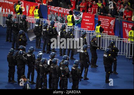 Während des UEFA Champions League Finales im Stade de France, Paris, steht die Polizei vor Liverpool-Fans. Bilddatum: Samstag, 28. Mai 2022. Stockfoto