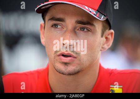 Der monegassische Fahrer von Scuderia Ferrari, Charles Leclerc, spricht vor dem Beginn des Grand Prix-Wochenendes von Monaco F1 in den Medien. Stockfoto