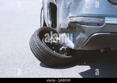 Der Reifen der Limousine war nach dem Unfall kaputt. Stockfoto