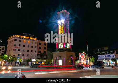 Emirdag, Afyonkarahisar, Türkei - Mai 5 2022: Langzeitaufnahme des Stadtzentrums mit Uhrenturm am Abend Stockfoto