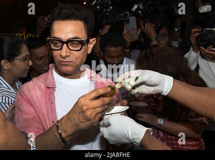 Mumbai, Indien. 28.. Mai 2022. Bollywood-Schauspieler Aamir Khan probiert indisches Street Food nach der Vorschau-Trailer-Vorstellung seines kommenden Films 'Laal Singh Chaddha'. Kredit: SOPA Images Limited/Alamy Live Nachrichten Stockfoto