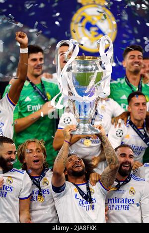 Marcelo von Real Madrid hebt die Trophäe an, nachdem er das UEFA Champions League-Finale im Stade de France, Paris, gewonnen hat. Bilddatum: Samstag, 28. Mai 2022. Stockfoto