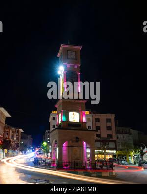 Emirdag, Afyonkarahisar, Türkei - Mai 5 2022: Langzeitaufnahme des Stadtzentrums mit Uhrenturm am Abend, vertikale Ansicht Stockfoto