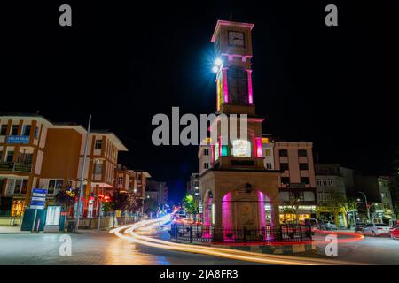 Emirdag, Afyonkarahisar, Türkei - Mai 5 2022: Langzeitaufnahme des Stadtzentrums mit Uhrenturm am Abend Stockfoto