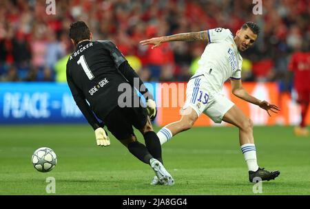 Paris, Frankreich, 28.. Mai 2022. Dani Ceballos von Real Madrid und Alisson Becker von Liverpool fordern den Ball während des UEFA Champions League-Spiels im Stade de France, Paris. Bildnachweis sollte lauten: David Klein / Sportimage Kredit: Sportimage/Alamy Live News Stockfoto