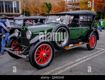 ATLANTA, GEORGIA - 5. Dezember 2021: Koffein und Octane ist eine national anerkannte Auto-Show, die monatlich stattfindet und Hunderte von klassischen und Muskelkater zeigt Stockfoto