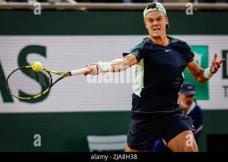 Paris, Frankreich, Frankreich. 28.. Mai 2022. Holger RUNE aus Dänemark während des siebten Tages von Roland-Garros 2022, French Open 2022, Grand Slam Tennisturnier im Roland-Garros-Stadion am 28. Mai 2022 in Paris, Frankreich. (Bild: © Matthieu Mirville/ZUMA Press Wire) Bild: ZUMA Press, Inc./Alamy Live News Stockfoto