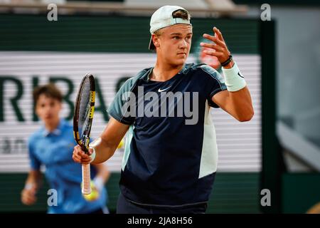 Paris, Frankreich, Frankreich. 28.. Mai 2022. Holger RUNE aus Dänemark während des siebten Tages von Roland-Garros 2022, French Open 2022, Grand Slam Tennisturnier im Roland-Garros-Stadion am 28. Mai 2022 in Paris, Frankreich. (Bild: © Matthieu Mirville/ZUMA Press Wire) Bild: ZUMA Press, Inc./Alamy Live News Stockfoto