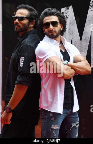 Mumbai, Indien. 28.. Mai 2022. Bollywood-Schauspieler Ranveer Singh und Regisseur Rohit Shetty posieren für ein Foto zum Start eines Kurzfilms. (Foto von Ashish Vaishnav/SOPA Images/Sipa USA) Quelle: SIPA USA/Alamy Live News Stockfoto