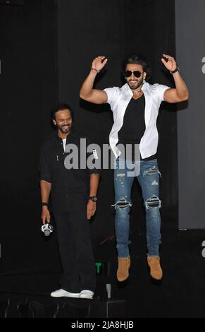 Mumbai, Indien. 28.. Mai 2022. Bollywood-Schauspieler Ranveer Singh springt, während Regisseur Rohit Shetty während der Vorstellung eines Kurzfilms zuschaut. (Foto von Ashish Vaishnav/SOPA Images/Sipa USA) Quelle: SIPA USA/Alamy Live News Stockfoto