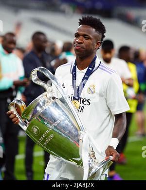 Jose Vinicius Junior von Real Madrid feiert die Trophäe nach dem Gewinn des UEFA Champions League Finales im Stade de France, Paris. Bilddatum: Samstag, 28. Mai 2022. Stockfoto