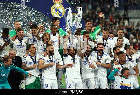 Paris, Frankreich, 28.. Mai 2022. Marcelo von Real Madrid hebt die Trophäe nach seinem Teamsieg während des UEFA Champions League-Spiels im Stade de France, Paris. Bildnachweis sollte lauten: David Klein / Sportimage Kredit: Sportimage/Alamy Live News Stockfoto