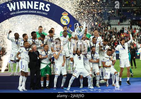 Paris, Frankreich, 28.. Mai 2022. Marcelo von Real Madrid hebt die Trophäe nach seinem Teamsieg während des UEFA Champions League-Spiels im Stade de France, Paris. Bildnachweis sollte lauten: David Klein / Sportimage Kredit: Sportimage/Alamy Live News Stockfoto