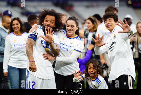 Real Madrids Marcelo feiert mit seiner Familie nach dem Gewinn des UEFA Champions League Finales im Stade de France, Paris. Bilddatum: Samstag, 28. Mai 2022. Stockfoto