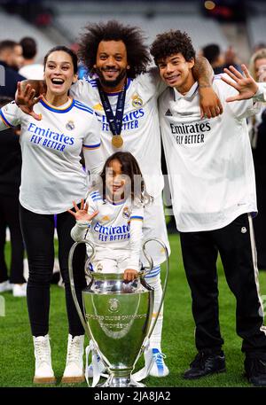 Real Madrids Marcelo feiert mit seiner Familie nach dem Gewinn des UEFA Champions League Finales im Stade de France, Paris. Bilddatum: Samstag, 28. Mai 2022. Stockfoto