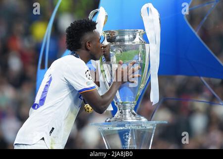 Saint Denis, Frankreich. 28.. Mai 2022. Der brasilianische Stürmer von Real Madrid, Vinicius Junior, küsst die Trophäe nach dem UEFA Champions League-Finale zwischen Liverpool und Real Madrid am 28. Mai 2022 im Stade de France in Saint-Denis, nördlich von Paris. - Real Madrid gewann das Spiel 0-1. Kredit: Giuseppe Maffia/Alamy Live Nachrichten Stockfoto