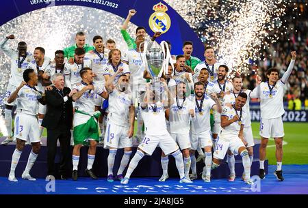 Marcelo von Real Madrid hebt die Trophäe an, nachdem er das UEFA Champions League-Finale im Stade de France, Paris, gewonnen hat. Bilddatum: Samstag, 28. Mai 2022. Stockfoto