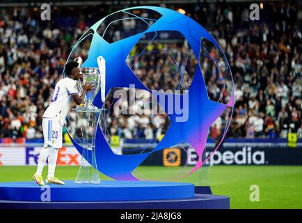 Jose Vinicius Junior von Real Madrid küsst die Trophäe, nachdem er das UEFA Champions League-Finale im Stade de France in Paris gewonnen hat. Bilddatum: Samstag, 28. Mai 2022. Stockfoto