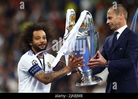 Paris, Frankreich, 28.. Mai 2022. Marcelo von Real Madrid nimmt die Trophäe von UEFA-Präsident Aleksander Ceferina nach dem Spiel der UEFA Champions League im Stade de France, Paris, entgegen. Bildnachweis sollte lauten: David Klein / Sportimage Kredit: Sportimage/Alamy Live News Stockfoto