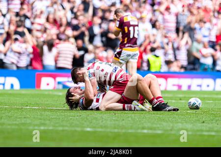 LONDON, GROSSBRITANNIEN. 28., Mai 2022. John Bateman von Wigan Warriors und Liam Byrne von Wigan Warriors feiern am Samstag, den 28. Mai 2022, nach dem Gewinn des Betfred Challenge Cup Finales - Wigan Warriors gegen Huddersfield Giants im Tottenham Hotspur Stadium. LONDON, ENGLAND. Kredit: Taka G Wu/Alamy Live Nachrichten Stockfoto