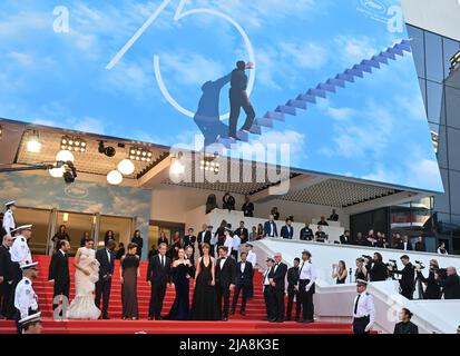 Cannes, Frankreich. 28.. Mai 2022. CANNES, FRANKREICH. 28. Mai 2022: Jurymitglied Asghar Farhadi, Jurymitglied Deepika Padukone, Jurymitglied Ladj Ly, Jurymitglied Jasmine Trinca, Präsident der Jury der Filmfestspiele von Cannes 75. Vincent Lindon, Jurymitglied Noomi Rapace, Jurymitglied Joachim Trier, Jurymitglied Rebecca Hall & Jurymitglied Jeff Nichols bei der Abschlussgala der Festival de Cannes 75.. Bildquelle: Paul Smith/Alamy Live News Stockfoto