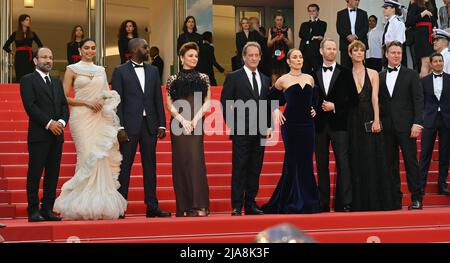 Cannes, Frankreich. 28.. Mai 2022. CANNES, FRANKREICH. 28. Mai 2022: Jurymitglied Asghar Farhadi, Jurymitglied Deepika Padukone, Jurymitglied Ladj Ly, Jurymitglied Jasmine Trinca, Präsident der Jury der Filmfestspiele von Cannes 75. Vincent Lindon, Jurymitglied Noomi Rapace, Jurymitglied Joachim Trier, Jurymitglied Rebecca Hall & Jurymitglied Jeff Nichols bei der Abschlussgala der Festival de Cannes 75.. Bildquelle: Paul Smith/Alamy Live News Stockfoto