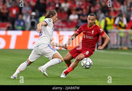Saint Denis, Frankreich. 28.. Mai 2022. Luka Modric von Real Madrid im Bild beim Kampf um den Ball mit Thiago Alcantara do Nascimento aus Liverpool während eines Fußballspiels zwischen Liverpool Football Club und Real Madrid CF beim UEFA Champions League Finale 2021 - 2022 im stade de France in Paris, samstag, 28. Mai 2022 in Paris, Frankreich . FOTO SPORTPIX | DAVID CATRY DAVID CATRY Quelle: SPP Sport Press Foto. /Alamy Live News Stockfoto