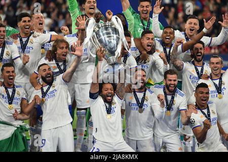 PARIS, FRANKREICH. MAI 28. Marcelo von Real Madrid hebt die Trophäe nach dem UEFA Champions League Finale zwischen Liverpool und Real Madrid am Samstag, den 28.. Mai 2022, im Stade de France, Paris an. (Kredit: Pat Scaasi | MI Nachrichten) Kredit: MI Nachrichten & Sport /Alamy Live Nachrichten Stockfoto