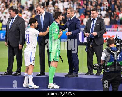 Saint Denis, Frankreich. 28.. Mai 2022. Thibaut Courtois von Real Madrid hat seine Medaille vom UEFA-Präsidenten Aleksander Ceferin während eines Fußballspiels zwischen Liverpool Football Club und Real Madrid CF beim UEFA Champions League Finale 2021 - 2022 im stade de France in Paris, samstag, 28. Mai 2022 in Paris, Frankreich, erhalten. FOTO SPORTPIX | DAVID CATRY DAVID CATRY Quelle: SPP Sport Press Foto. /Alamy Live News Stockfoto