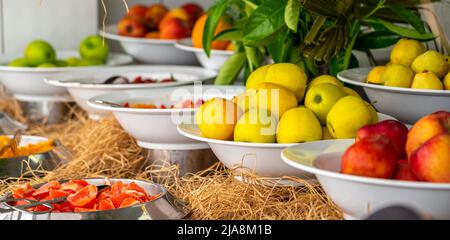 Frische Äpfel vom Bauernhof auf dem Tisch in Buffetobstlinie Stockfoto