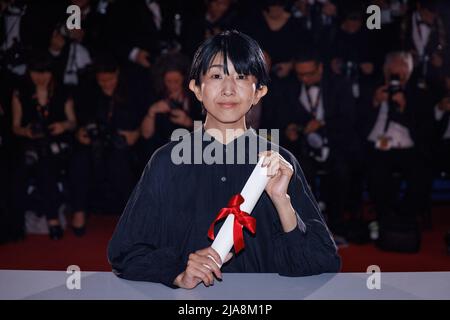 Regisseur Hayakawa Chie posiert mit dem Special Mention Award für einen ersten Film für „Plan 75“ während der Fotoaktion des Gewinners während des jährlichen Filmfestivals in Cannes 75. im Palais des Festivals am 28. Mai 2022 in Cannes, Frankreich. Foto von David Boyer/ABACAPRESS.COM Stockfoto