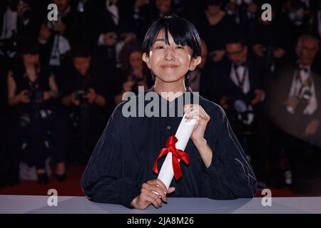 Regisseur Hayakawa Chie posiert mit dem Special Mention Award für einen ersten Film für „Plan 75“ während der Fotoaktion des Gewinners während des jährlichen Filmfestivals in Cannes 75. im Palais des Festivals am 28. Mai 2022 in Cannes, Frankreich. Foto von David Boyer/ABACAPRESS.COM Stockfoto