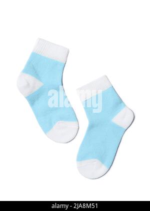 Babyblaue und weiße Socken auf weißem Hintergrund isoliert. Ein Paar Kindersocken, die auf einer Oberfläche liegen. Stockfoto