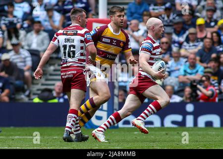 Huddersfield, Großbritannien. 28.. Mai 2022. Wigans Liam Farrell läuft bei der Huddersfield Defence während des Super League-Spiels zwischen Huddersfield Giants und Wigan Warriors am 12. Mai 2022 im John Smiths Stadium, Huddersfield, England. Foto von Simon Hall. Nur zur redaktionellen Verwendung, Lizenz für kommerzielle Nutzung erforderlich. Keine Verwendung bei Wetten, Spielen oder Veröffentlichungen einzelner Clubs/Vereine/Spieler. Kredit: UK Sports Pics Ltd/Alamy Live Nachrichten Stockfoto