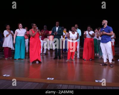 Curtain Call for Little Island feiert erste Live-Performance mit vollem Publikum und Artist-in-Residence Michael McElroys Abschlusskonzert als Künstlerischer Leiter von Broadway Inspirational Voices zu den besonderen Gästen gehören: Tony Award-Gewinner Phylicia Rashad, Jennifer Nettles von Sugarland, Little Island Artist-in-Residence Ayodele Casel, Tony Award-Nominierter Daniel J. Watts, Lloyd Boyd und Garen Scribner mit: Besetzung wo: New York, New York, USA Wann: 19 Jun 2021 Credit: Derrick Salters/WENN Stockfoto