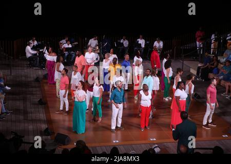 Curtain Call for Little Island feiert erste Live-Performance mit vollem Publikum und Artist-in-Residence Michael McElroys Abschlusskonzert als Künstlerischer Leiter von Broadway Inspirational Voices zu den besonderen Gästen gehören: Tony Award-Gewinner Phylicia Rashad, Jennifer Nettles von Sugarland, Little Island Artist-in-Residence Ayodele Casel, Tony Award-Nominierter Daniel J. Watts, Lloyd Boyd und Garen Scribner mit: Besetzung wo: New York, New York, USA Wann: 19 Jun 2021 Credit: Derrick Salters/WENN Stockfoto