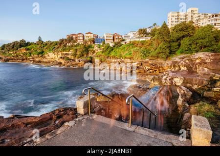 Bondi Beach nach Coogee Walk bei Sonnenaufgang. Sydney, NSW, Australien. Stockfoto