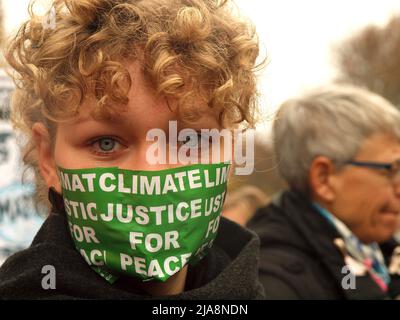 Paris, Frankreich, am 12.. Dezember 2016 gingen Tausende auf die Straße und versammelten sich bei den COP21 Verhandlungen in Le Bourget für ein faires globales Abkommen. Sie forderten die Nationen auf, das Ziel von 1,5 Grad als Spitze für die globale Erwärmung zu erreichen Stockfoto