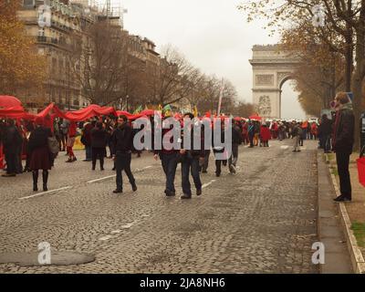 Paris, Frankreich, am 12.. Dezember 2016 gingen Tausende auf die Straße und versammelten sich bei den COP21 Verhandlungen in Le Bourget für ein faires globales Abkommen. Sie forderten die Nationen auf, das Ziel von 1,5 Grad als Spitze für die globale Erwärmung zu erreichen Stockfoto