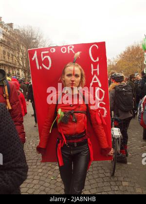 Paris, Frankreich, am 12.. Dezember 2016 gingen Tausende auf die Straße und versammelten sich bei den COP21 Verhandlungen in Le Bourget für ein faires globales Abkommen. Sie forderten die Nationen auf, das Ziel von 1,5 Grad als Spitze für die globale Erwärmung zu erreichen Stockfoto