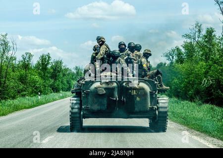 Bakhmut, Ukraine. 26.. Mai 2022. Soldaten auf einem Panzer ziehen an die Front. Die Stadt Bakhmut, von 1924 bis 2016 Artemiwsk genannt, ist das Verwaltungszentrum des Bezirks Bakhmut und befindet sich in der Region Donezk. Das Hotel liegt am Fluss Bakhmutka, Nebenfluss des Flusses Donez, hat etwa 80,000 Einwohner. In den letzten Wochen erlitten mehrere Angriffe und Beschuss von der russischen Armee, die Mehrheit der Bevölkerung verließ die Stadt, die Front ist nur 8 km entfernt. (Foto von Rick Mave/SOPA Images/Sipa USA) Quelle: SIPA USA/Alamy Live News Stockfoto