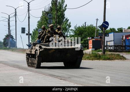 Bakhmut, Ukraine. 26.. Mai 2022. Soldaten auf einem Panzer ziehen an die Front. Die Stadt Bakhmut, von 1924 bis 2016 Artemiwsk genannt, ist das Verwaltungszentrum des Bezirks Bakhmut und befindet sich in der Region Donezk. Das Hotel liegt am Fluss Bakhmutka, Nebenfluss des Flusses Donez, hat etwa 80,000 Einwohner. In den letzten Wochen erlitten mehrere Angriffe und Beschuss von der russischen Armee, die Mehrheit der Bevölkerung verließ die Stadt, die Front ist nur 8 km entfernt. (Foto von Rick Mave/SOPA Images/Sipa USA) Quelle: SIPA USA/Alamy Live News Stockfoto