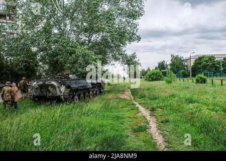 Bakhmut, Ukraine. 26.. Mai 2022. Die Soldaten sahen, wie sie sich auf den Ausweg zur Front vorbereiteten. Die Stadt Bakhmut, von 1924 bis 2016 Artemiwsk genannt, ist das Verwaltungszentrum des Bezirks Bakhmut und befindet sich in der Region Donezk. Das Hotel liegt am Fluss Bakhmutka, Nebenfluss des Flusses Donez, hat etwa 80,000 Einwohner. In den letzten Wochen erlitten mehrere Angriffe und Beschuss von der russischen Armee, die Mehrheit der Bevölkerung verließ die Stadt, die Front ist nur 8 km entfernt. (Foto von Rick Mave/SOPA Images/Sipa USA) Quelle: SIPA USA/Alamy Live News Stockfoto