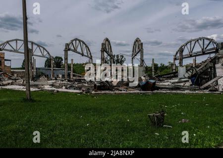 Bakhmut, Ukraine. 26.. Mai 2022. Ein zerstörter Hangar am Stadtrand. Die Stadt Bakhmut, von 1924 bis 2016 Artemiwsk genannt, ist das Verwaltungszentrum des Bezirks Bakhmut und befindet sich in der Region Donezk. Das Hotel liegt am Fluss Bakhmutka, Nebenfluss des Flusses Donez, hat etwa 80,000 Einwohner. In den letzten Wochen erlitten mehrere Angriffe und Beschuss von der russischen Armee, die Mehrheit der Bevölkerung verließ die Stadt, die Front ist nur 8 km entfernt. (Bild: © Rick Mave/SOPA Images via ZUMA Press Wire) Stockfoto